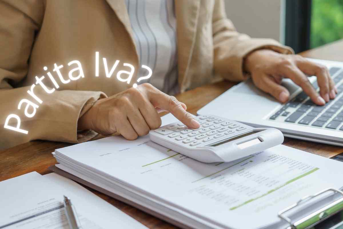 signora ache fa i conti con la calcolatrice ed un computer