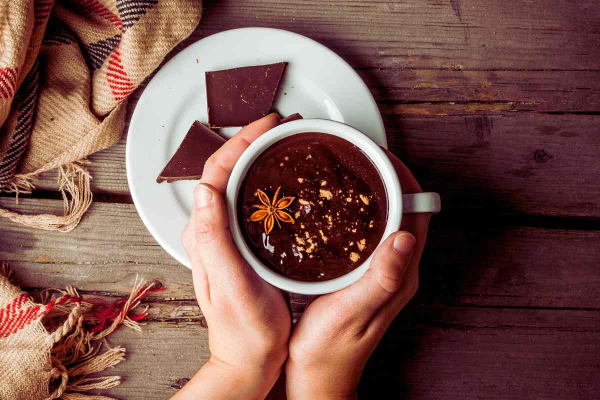 cioccolata in tazza con cannella