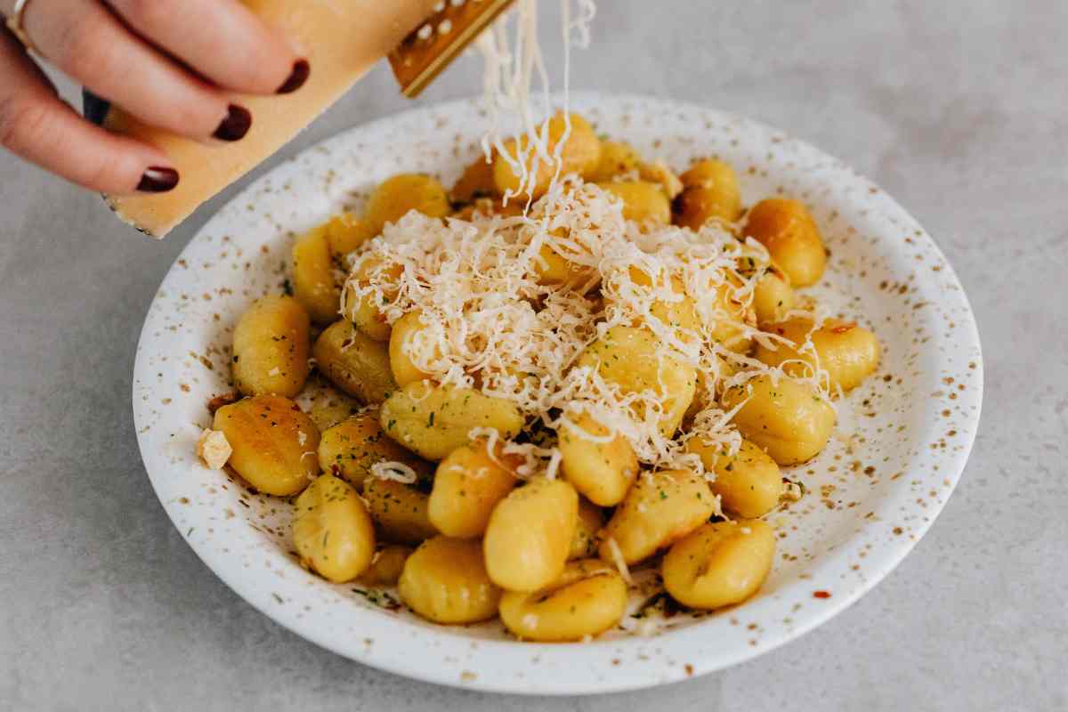 grattuggiare il formaggio