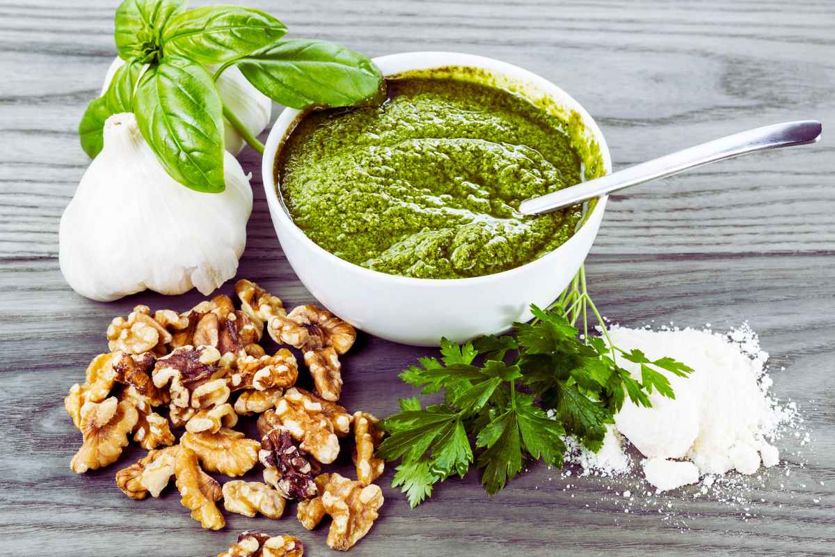 pesto alla genovese con alcuni ingredienti