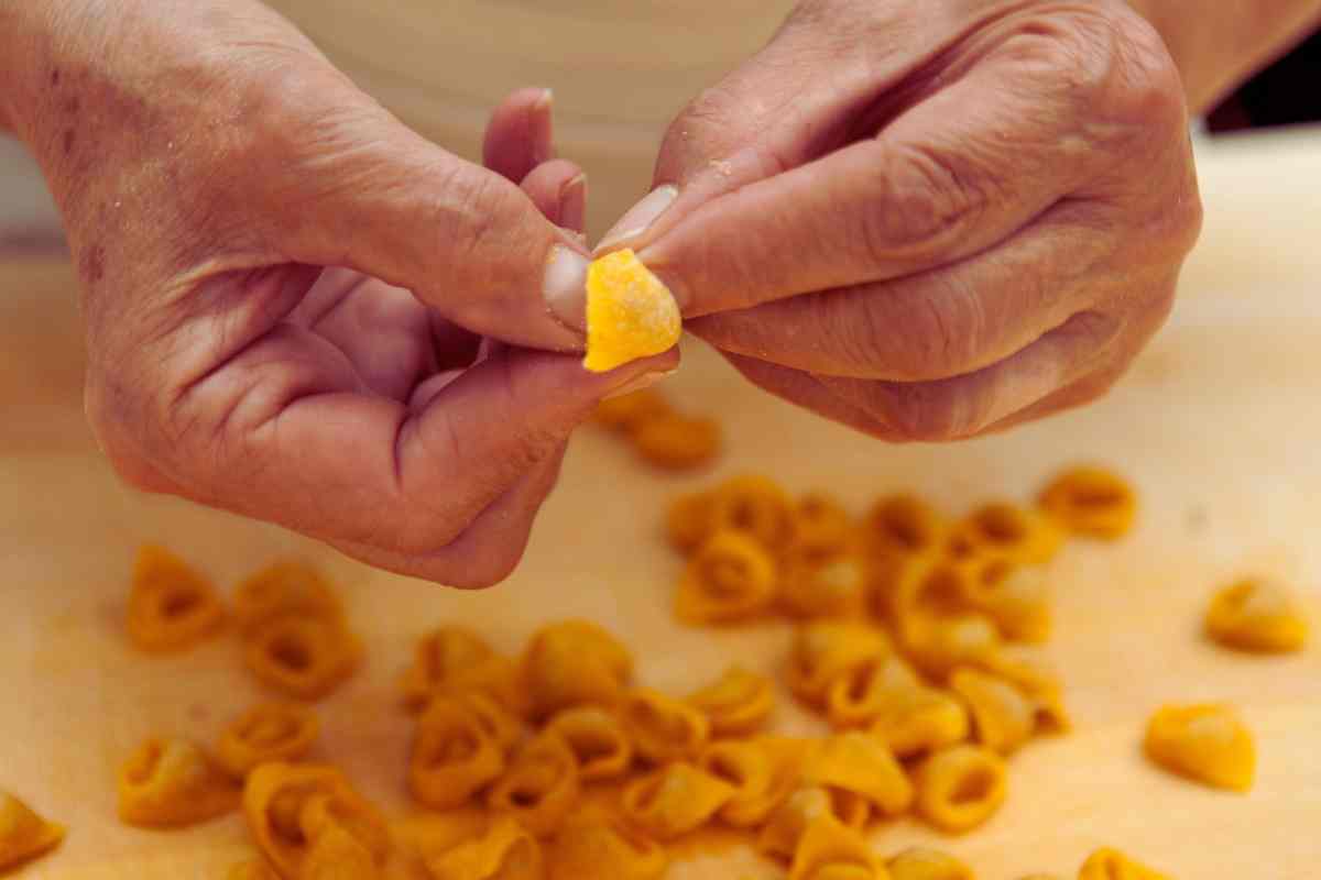mani che fanno i tortellini