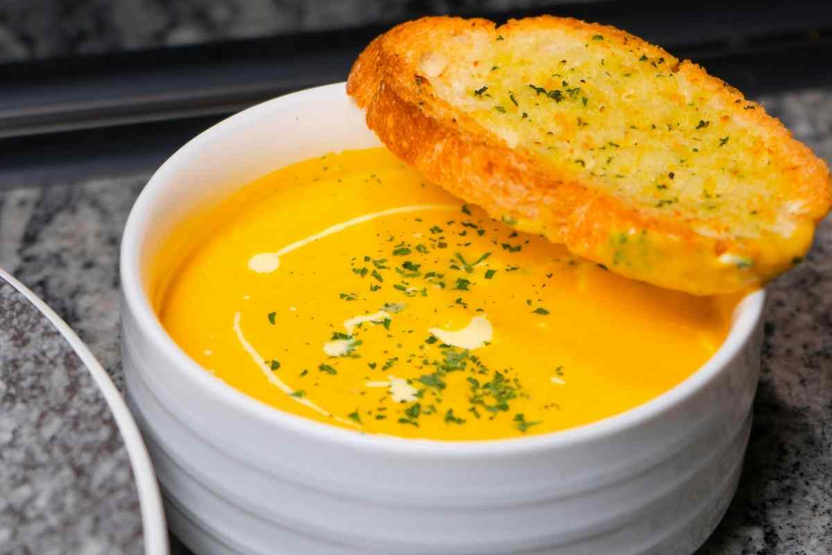 vellutata di ceci con una fetta di pane