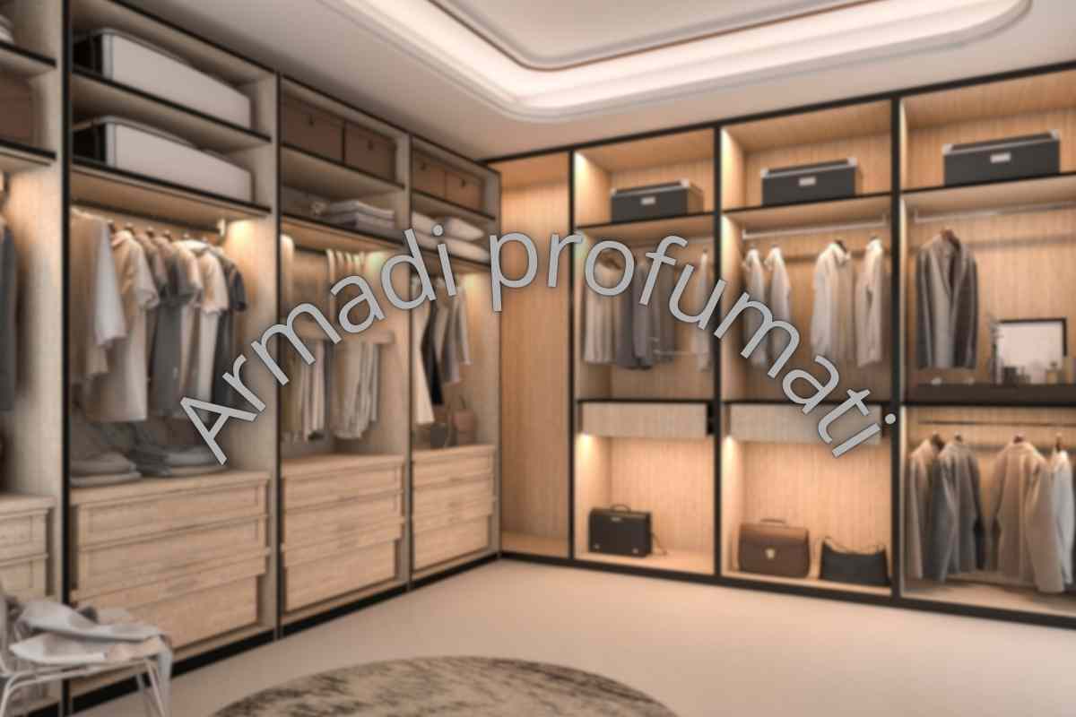 armadi tutta parete pieni di vestiti ed accessori
