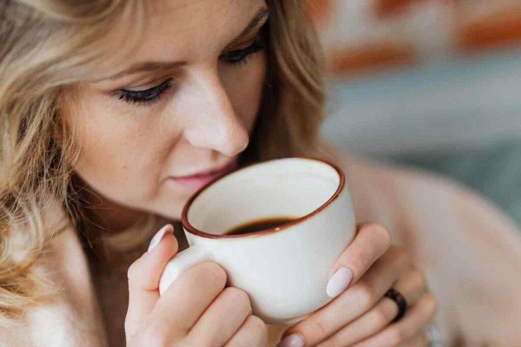 donna che beve una tazza di caffè