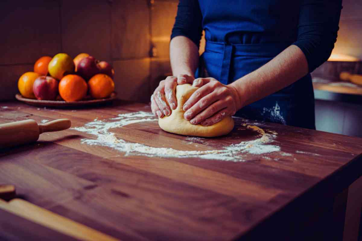 persona che impasta su una spianatoia