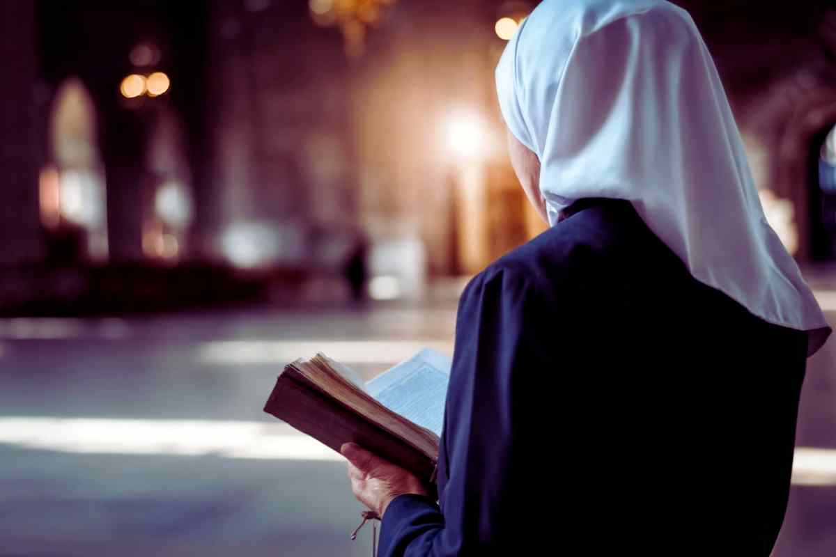 suora che leggere la bibbia